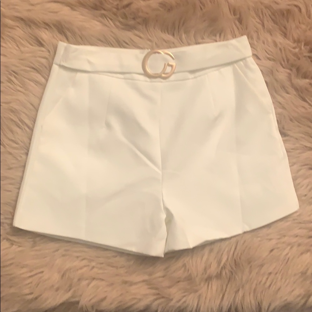 Lined white pocket shorts